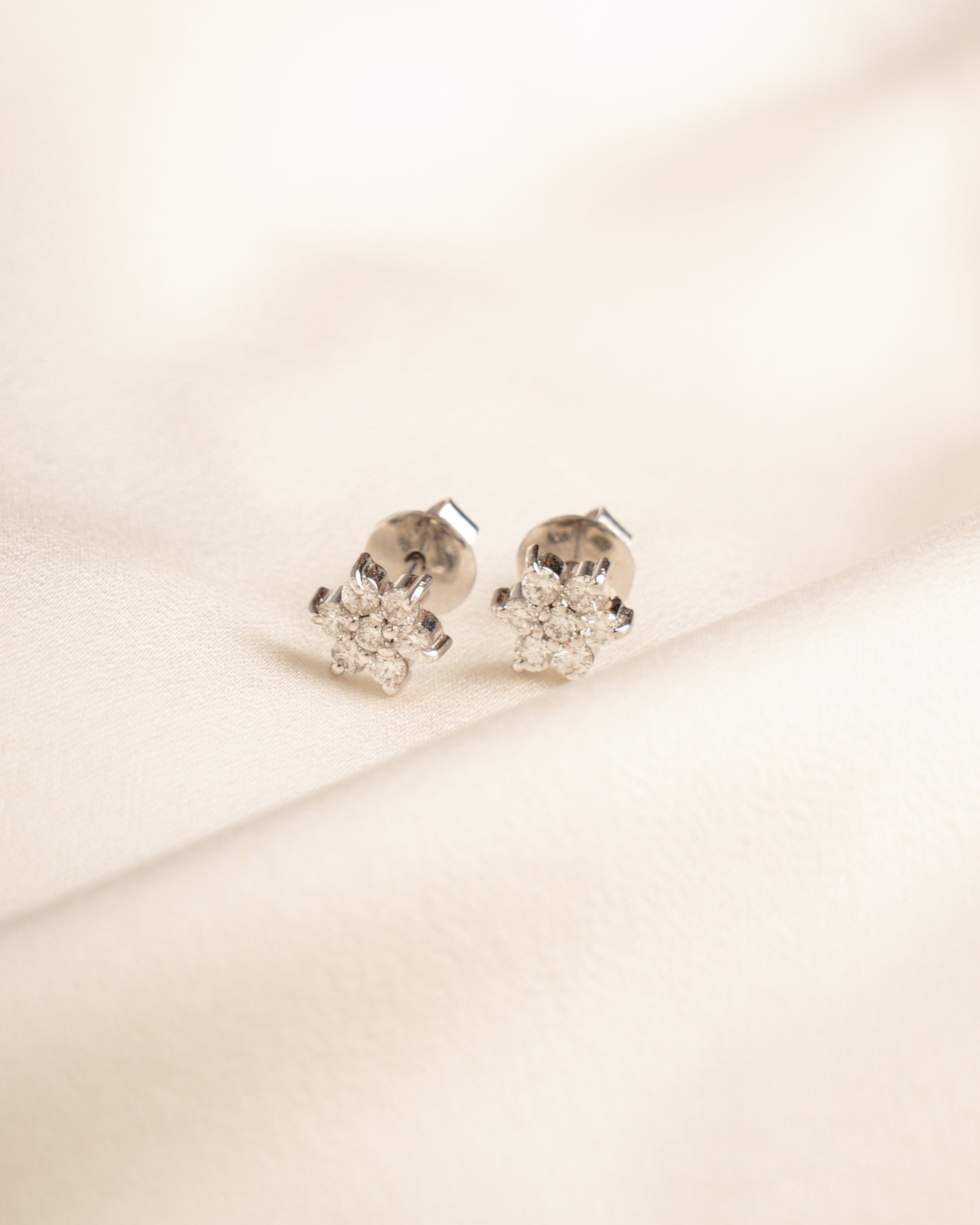 Aretes Flor Oro Blanco 18K con Brillantes