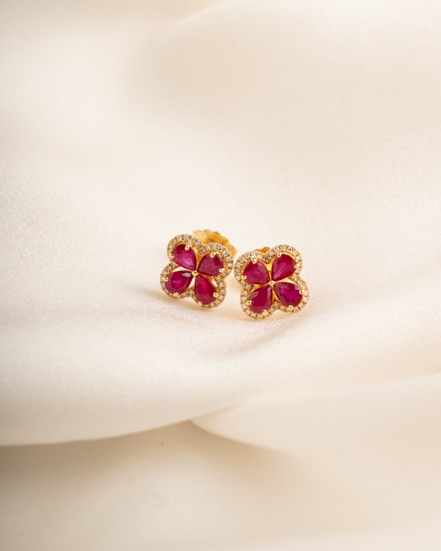 Aretes Flor Oro 18K con Rubíes y Brillantes