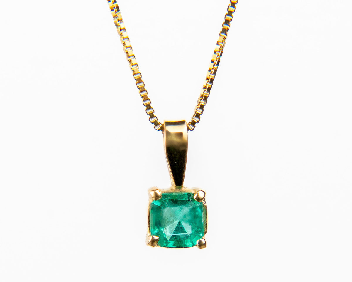 Dije Esmeralda Cuadrada Oro Amarillo 18k