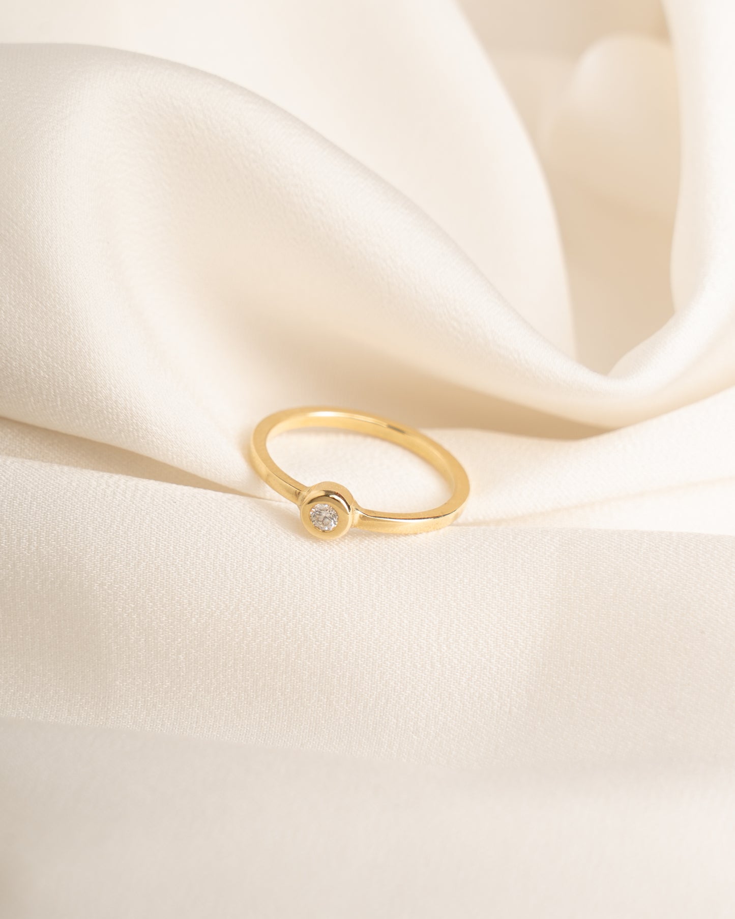 Anillo Biselado Oro 18k con Brillante