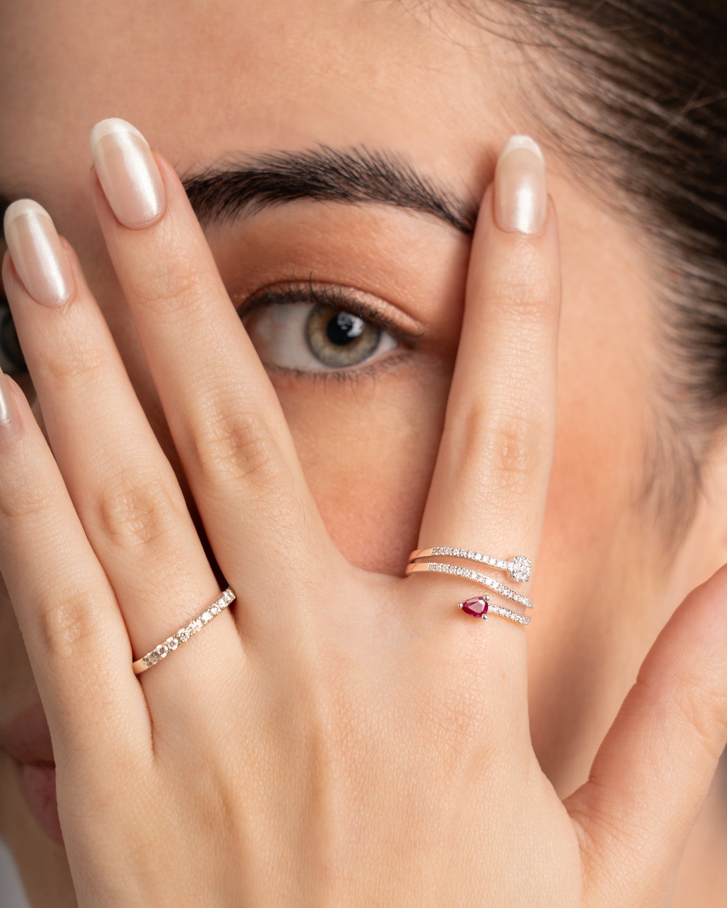 Anillo Flecha Oro Blanco 18K con Rubí y Brillantes