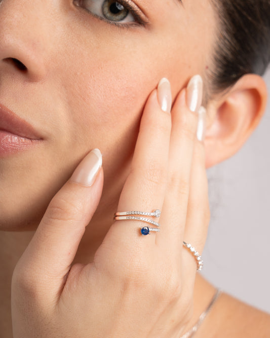 Anillo Flecha Oro Blanco 18K con Zafiro y Brillantes