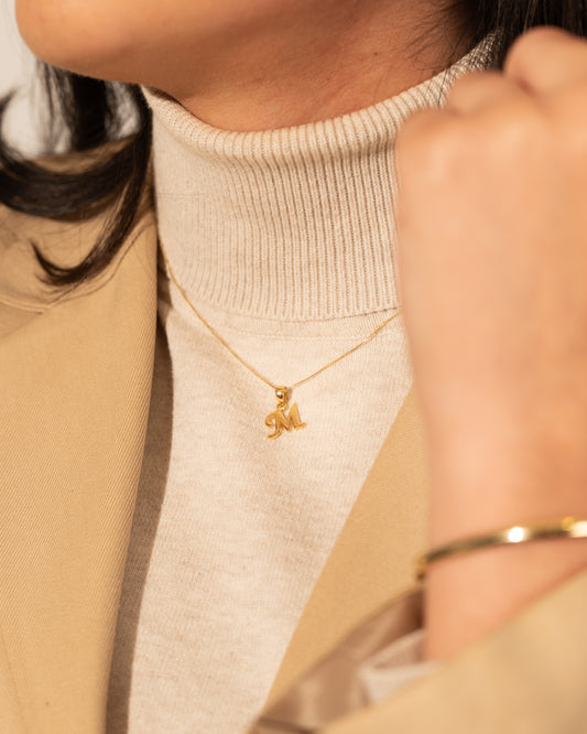 Dije M Inicial Oro Amarillo 18K