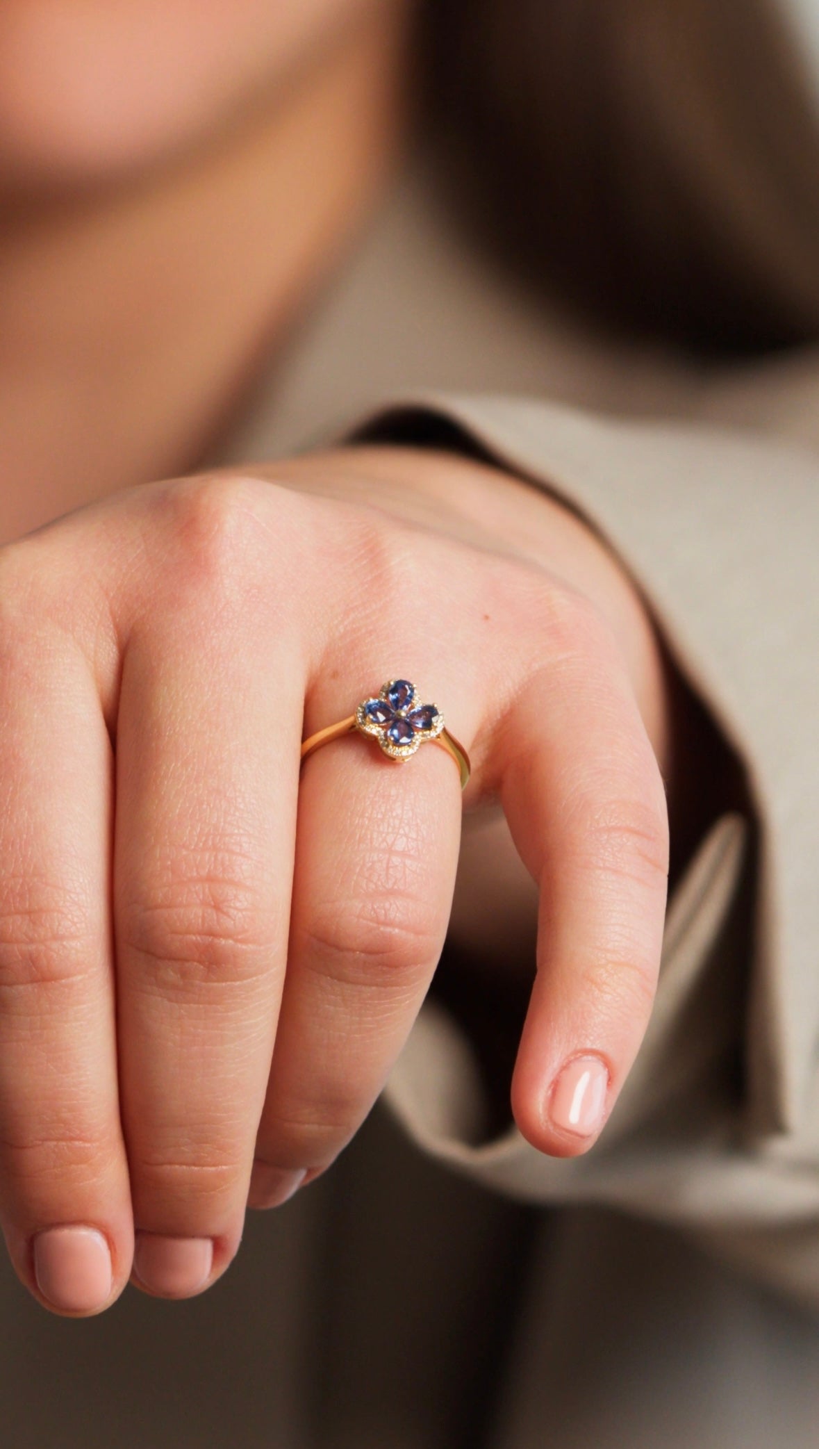 Anillo Flor Oro 18K con Zafiro y Brillantes