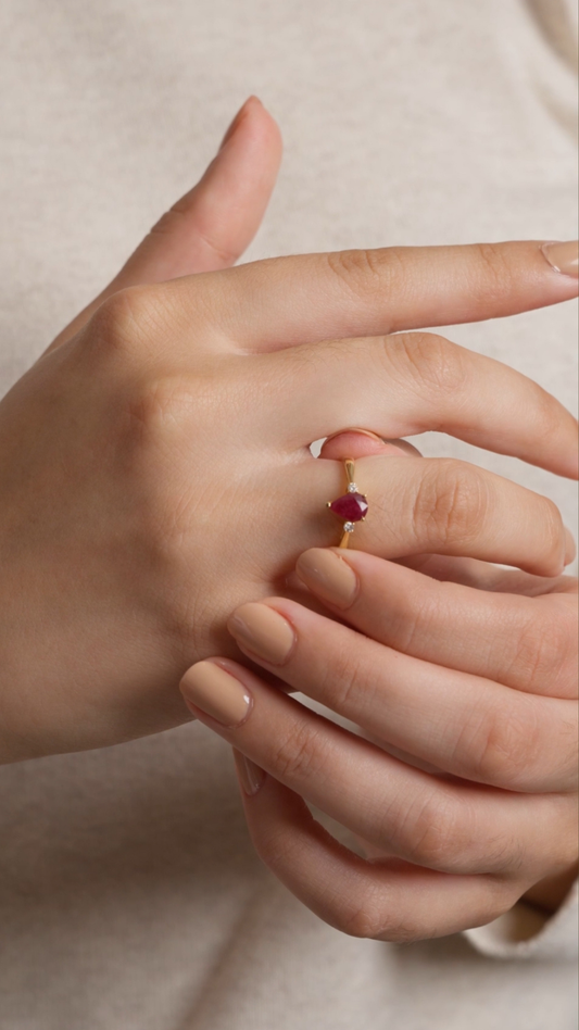 Anillo Rubí Gota Oro Amarillo 18k con Brillantes
