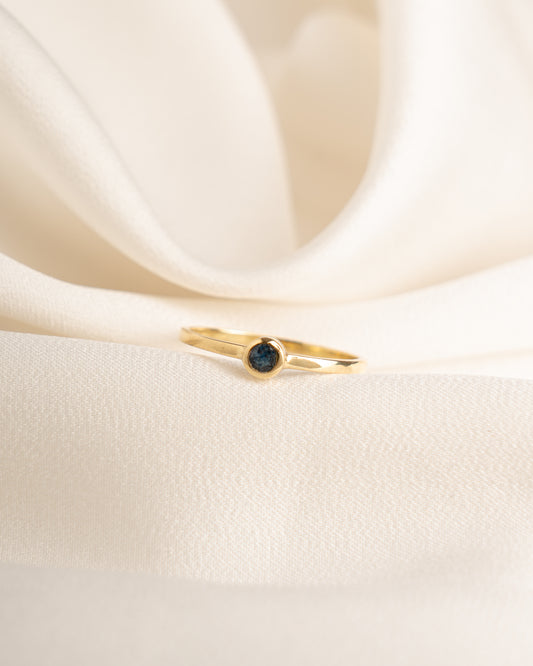 Anillo Biselado Oro 18k con Zafiro