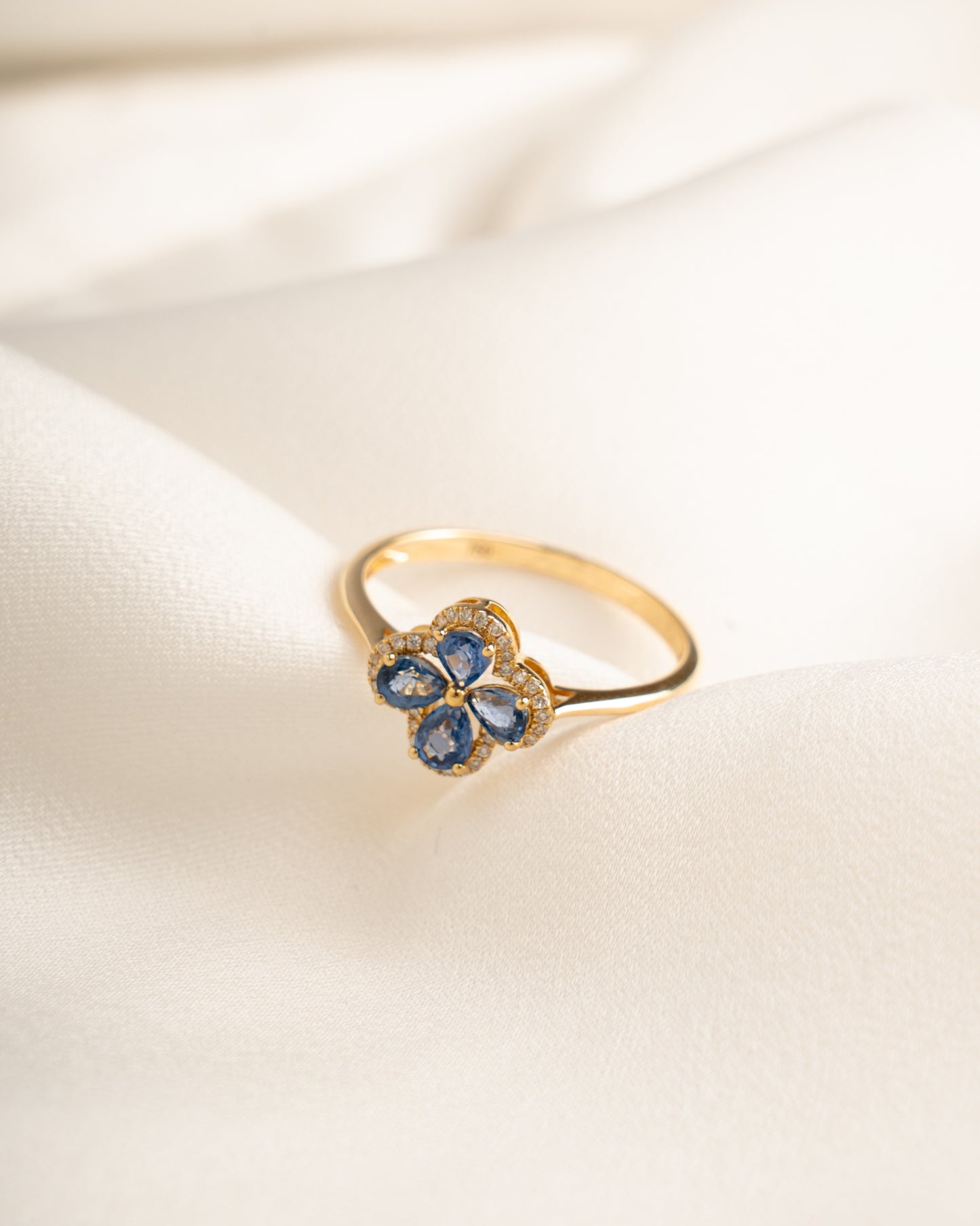 Anillo Flor Oro 18K con Zafiro y Brillantes